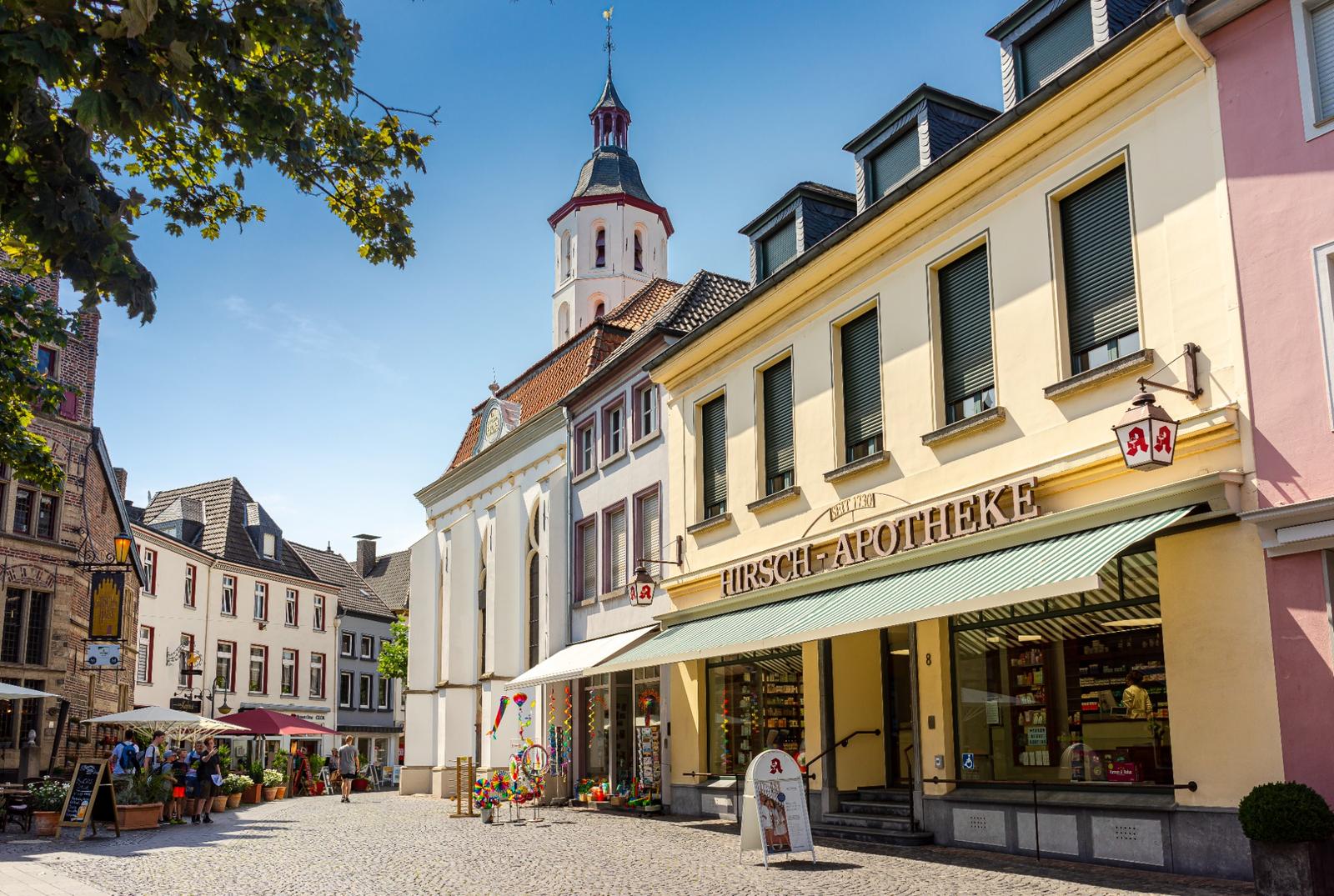 Moderne Apotheke in Xanten mit am Markt mit der evangelischen Kirche und Gotischem Haus im Hintergrund