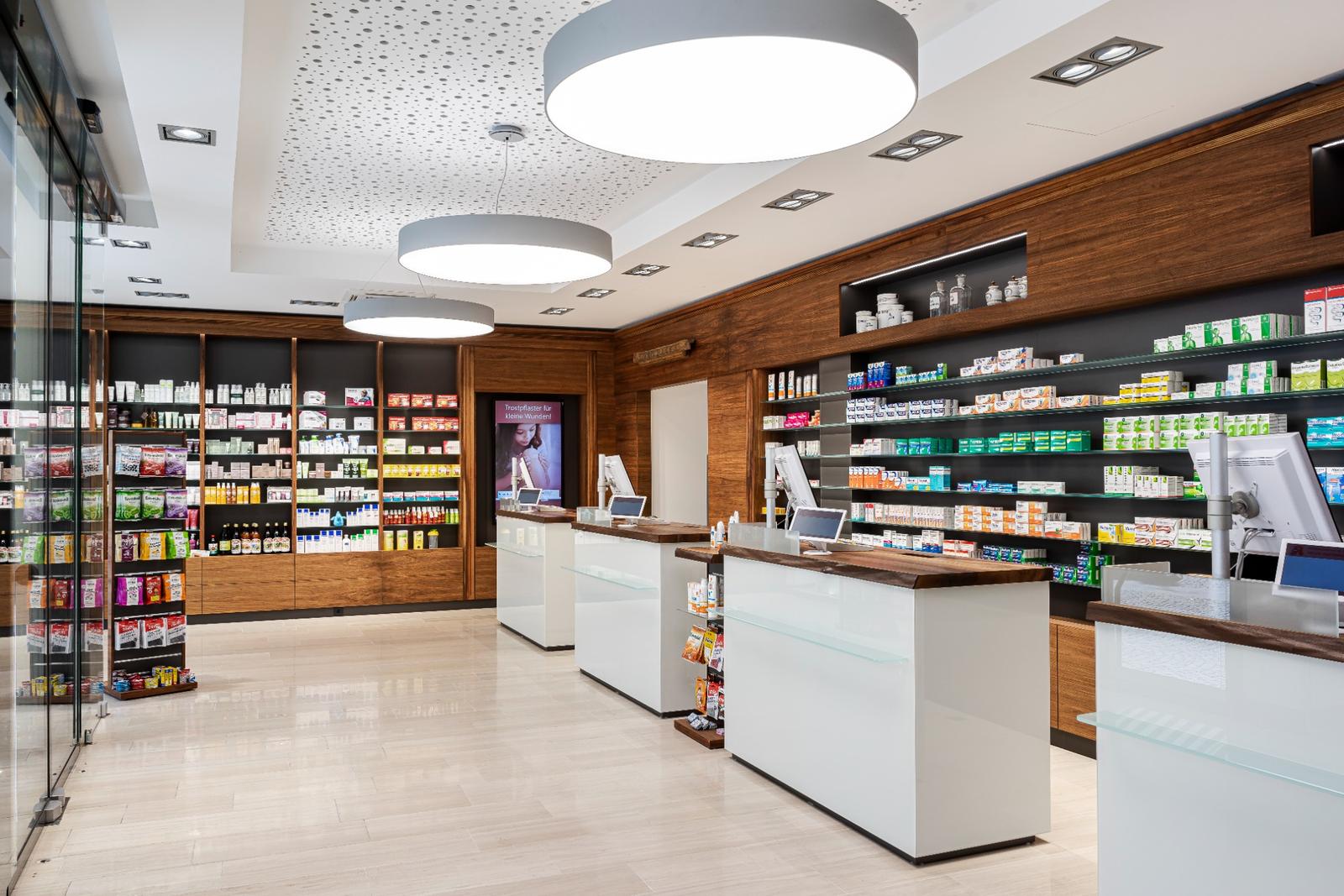 Moderne Apotheke in Xanten mit hellen Beratungstheken, Holzregalen und übersichtlich präsentierten Arzneimitteln