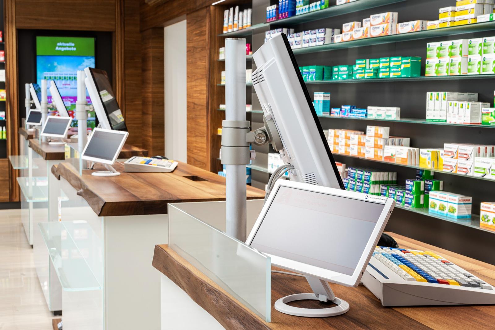Innenansicht der Hirsch-Apotheke in Xanten am Markt: moderne, barrierearme Offizin mit klar strukturierten Beratungsplätzen, digital unterstützten Arbeitsbereichen und breitem Sortiment an Arzneimitteln. Die Apotheke steht für persönliche Beratung, kurze Wege und eine hohe Lieferfähigkeit für Patientinnen und Patienten in Xanten und Umgebung.